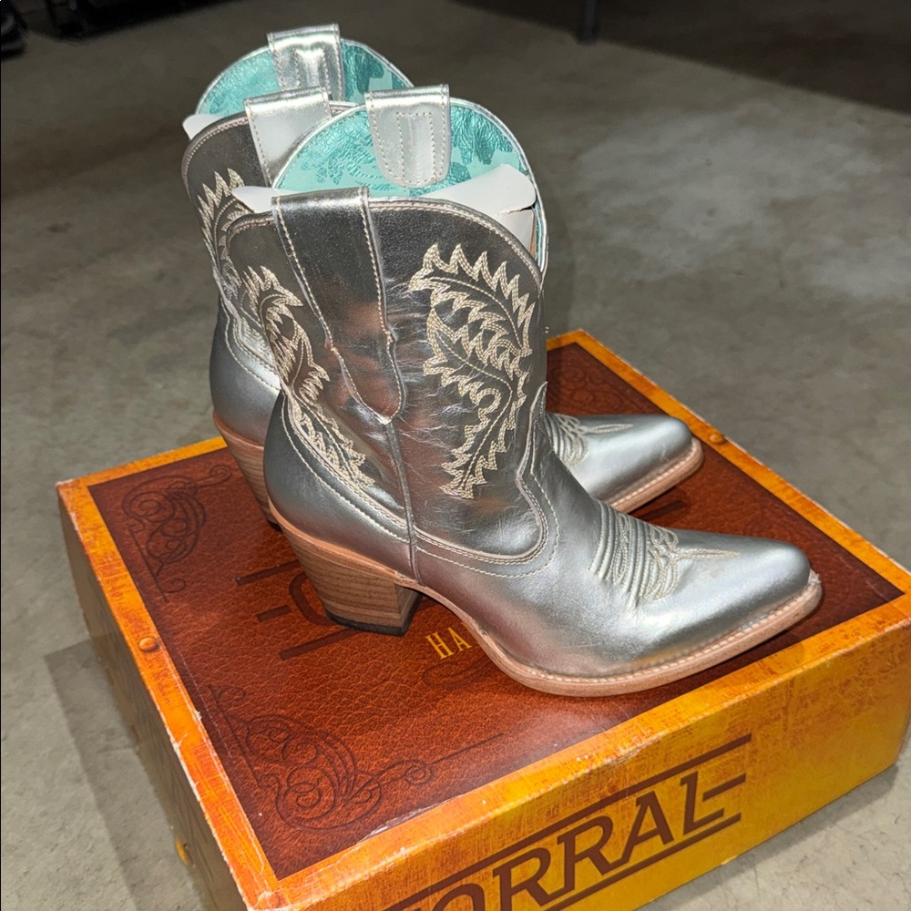 Corral Metallic Heeled Western Boots - Picture 3 of 7